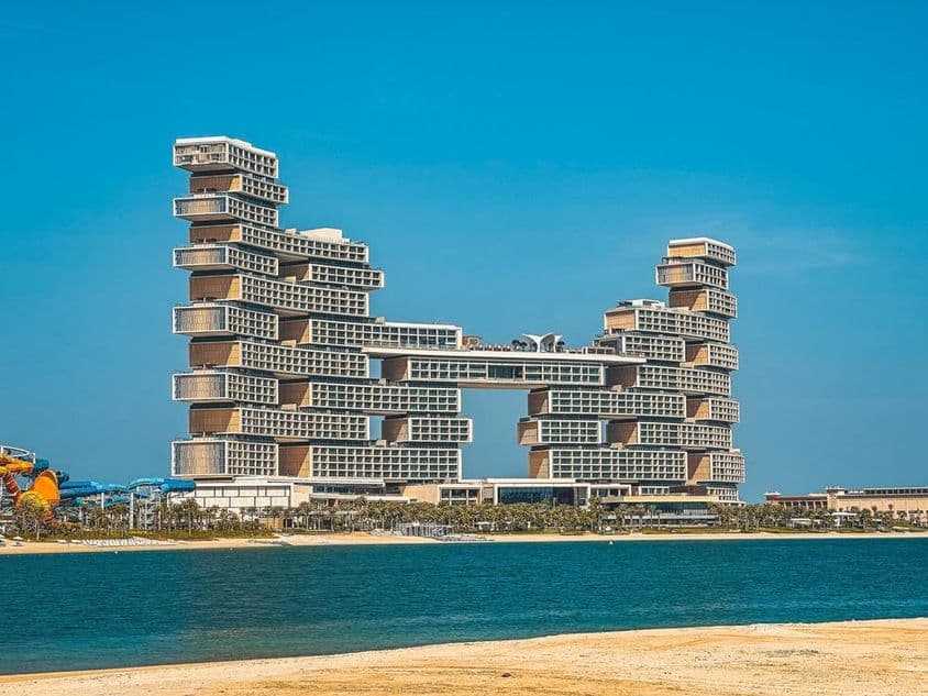 Atlantis The Royal szálloda a háttérben, előtte víz és partszakasz.