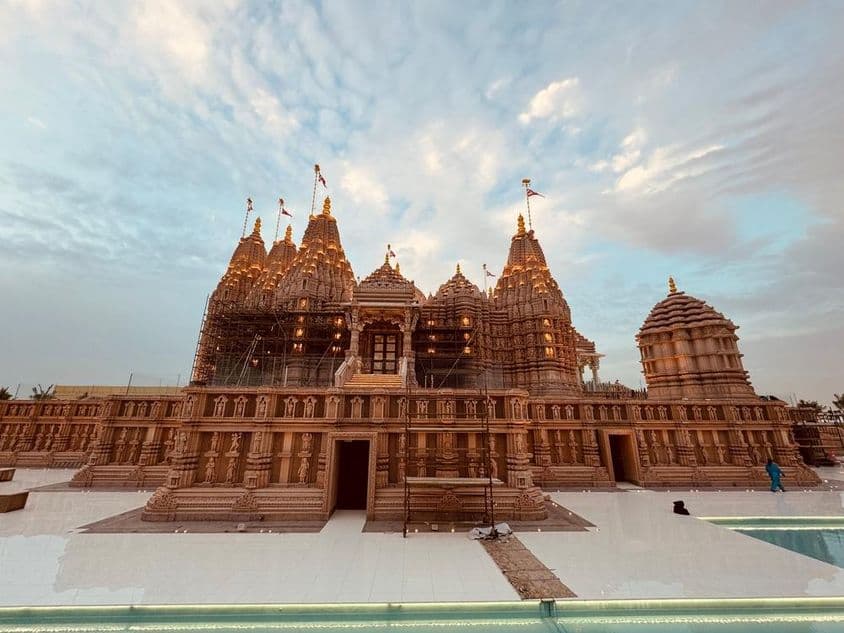 Abu Dhabiban található Baps Hindu Templom szemből.