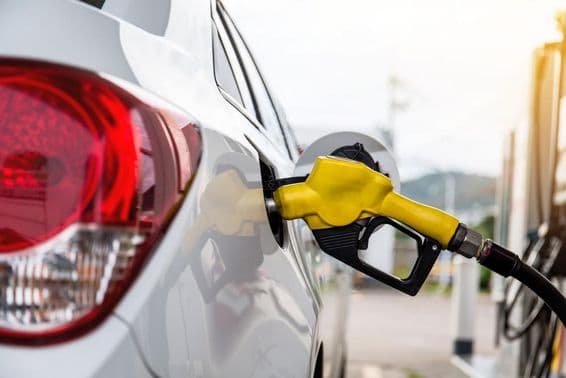 Egy autó tankoló nyílásában van egy benzin pisztoly .