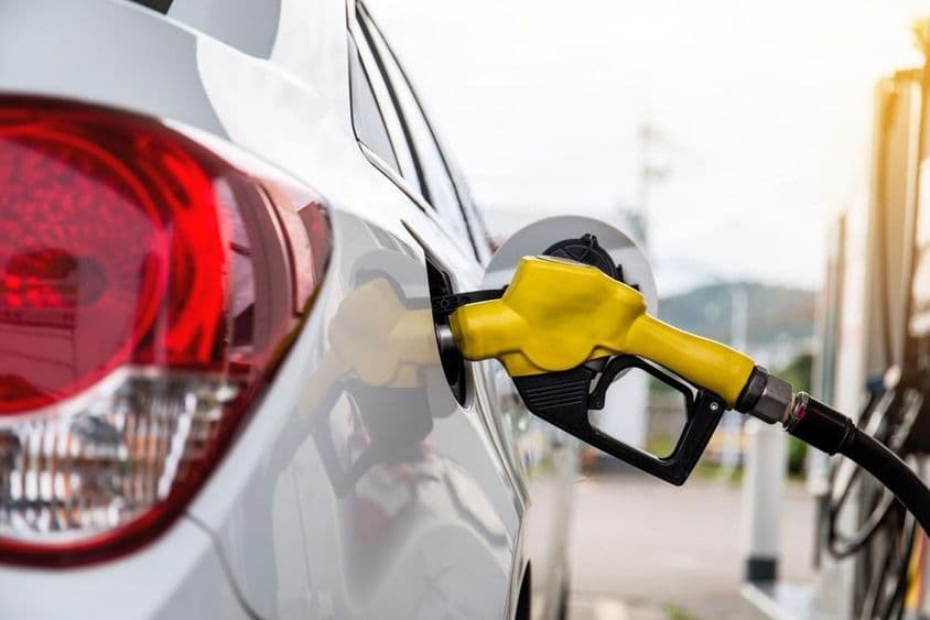 Egy autó tankoló nyílásában van egy benzin pisztoly .