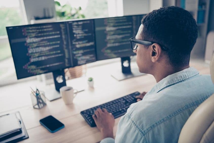 Diák tanulja a kódolást a gépén.