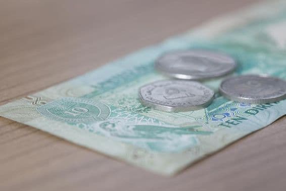 10 dirhamos bankjegy és 1 dirhamos aprópénz.