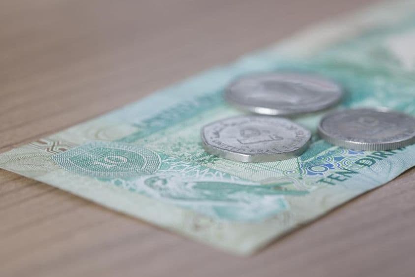 10 dirhamos bankjegy és 1 dirhamos aprópénz.