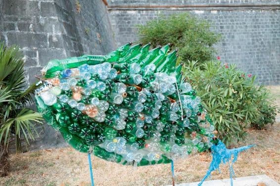 Műanyag palackból ragasztott hal.