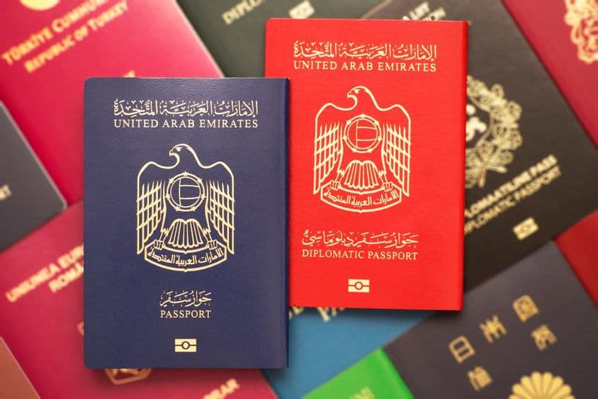 Utlevelek láthatók hegyin-hátán felül a UAE útlevelei.