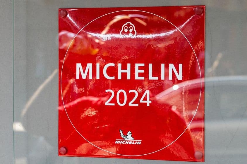 Michelin Guide 2024 táblát látni egy étterem falán.