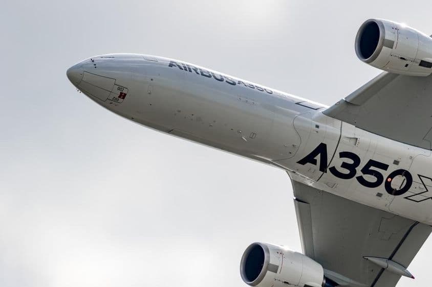Airbus A350 repülőgép alulról fényképezve.