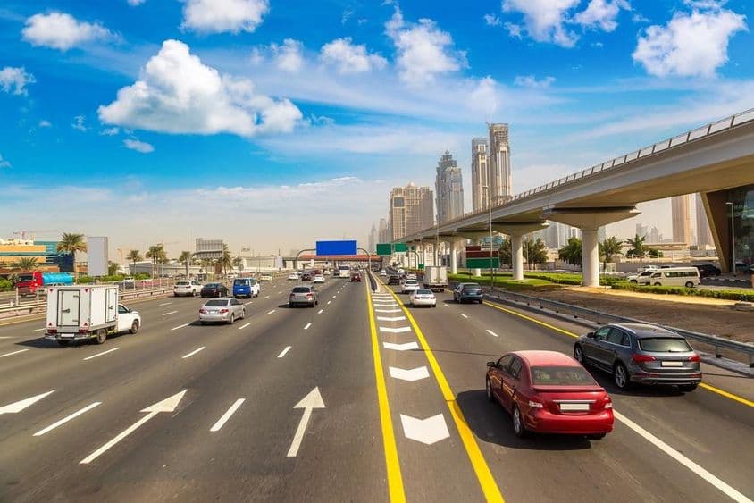 Dubai 6 sávos út, kocsikkal.
