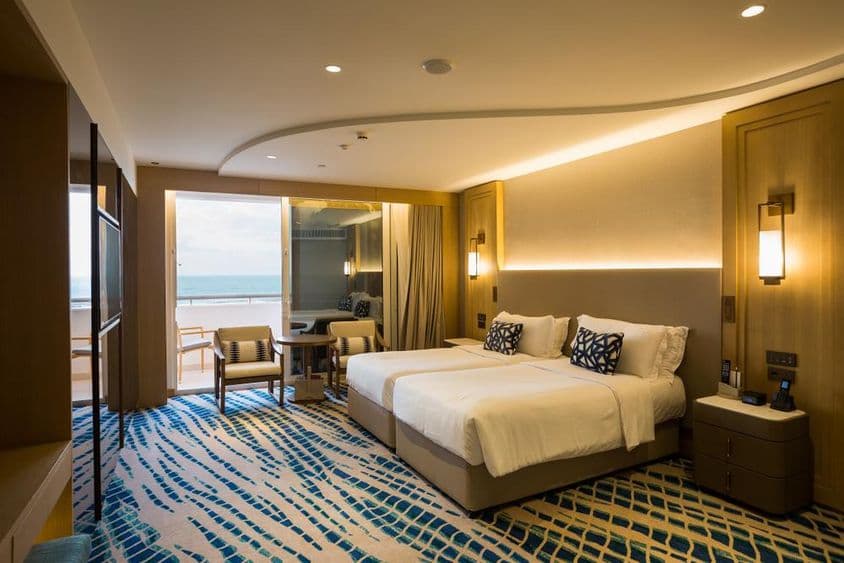 Dubai hotel apartman szóba részlet, ággyal kilátással.