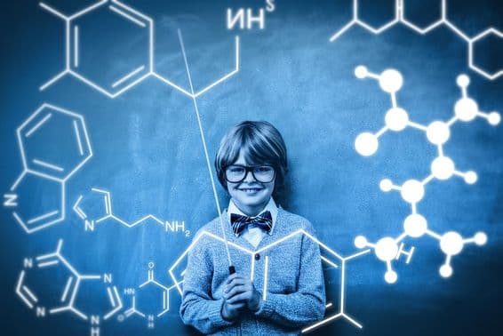 Egy diák látható előtte kivetítve kémiai atomok kapcsolódása.