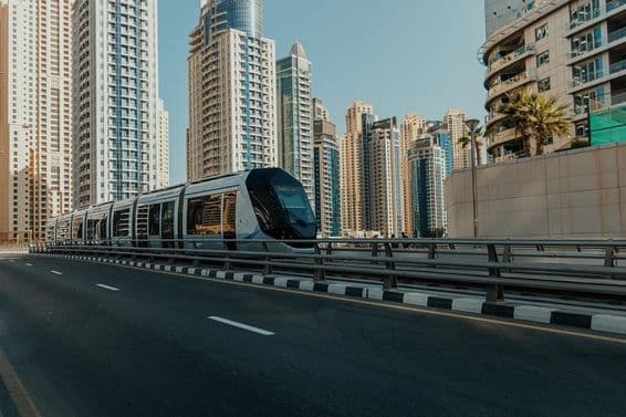 Dubai villamos háttérben a felhőkarcolok.
