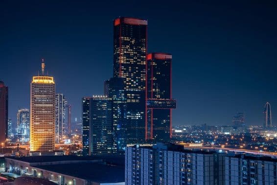 Dubai Business Bay, háttérben a felhőkarcolok.