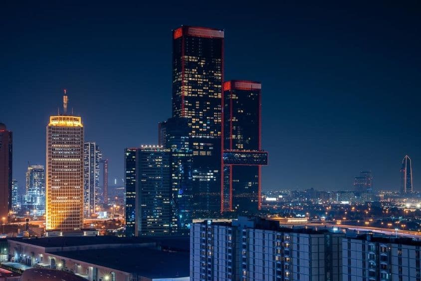 Dubai Business Bay, háttérben a felhőkarcolok.