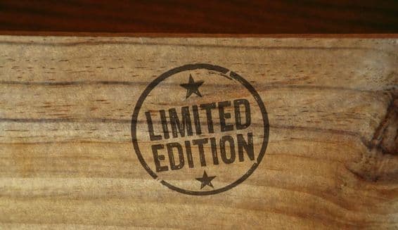 Fa alapon limited edition felirat körben, 2 csillaggal.