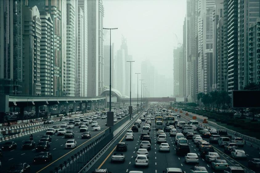 Dubai zsúfolt autóút a városban, 2x7 sáv, két oldalt a felhő karcolok.