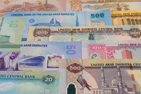 20, 50, 100, 500 , 1000 címletű dirham bankók az asztalon.