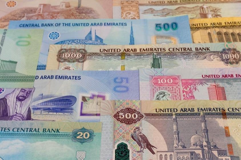 20, 50, 100, 500 , 1000 címletű dirham bankók az asztalon.