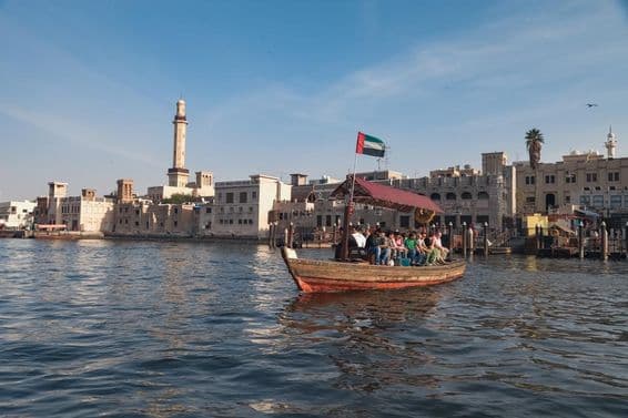 Dubai abra hajón emberek ülnek.