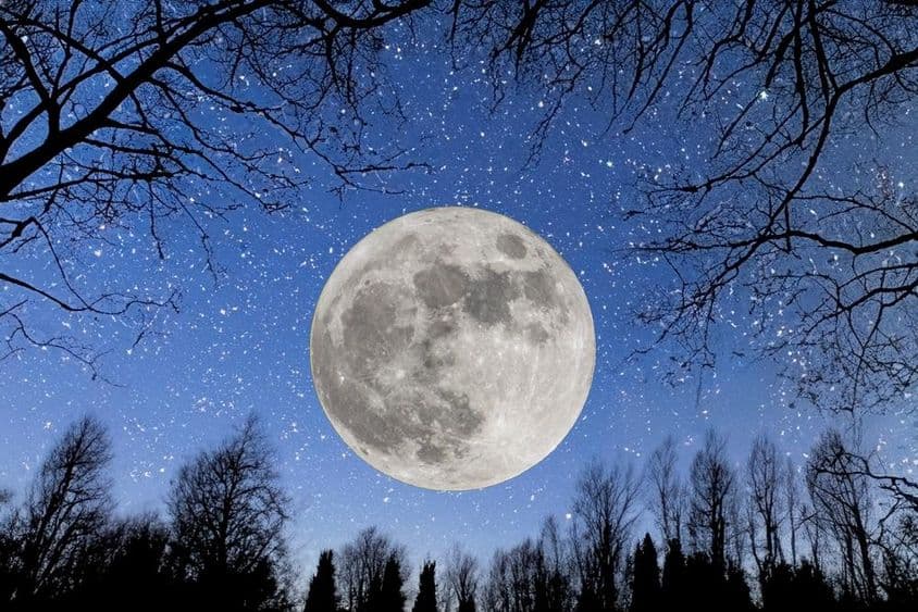 Telihold egy csillagoktól fénylő égbolton.