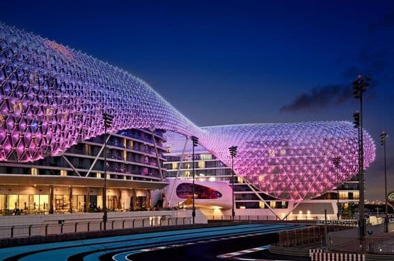 Yas Marina Circuit versenypálya sötétben kivilágítva.