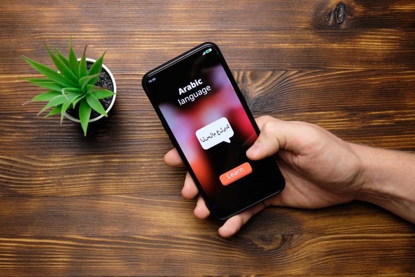 Telefonon arab szótár fut.