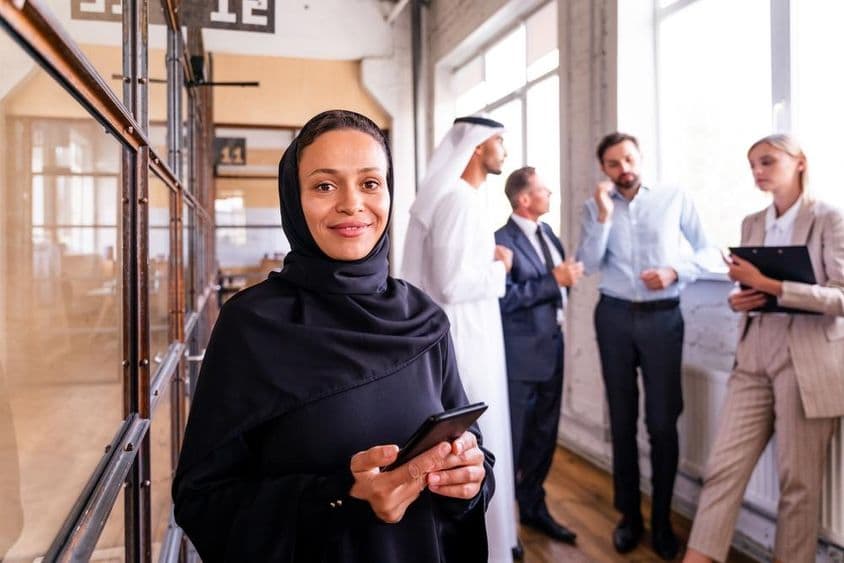 UAE munkavállalók a folyosón.