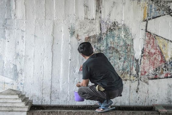 Fehér fal festése, pillangó.