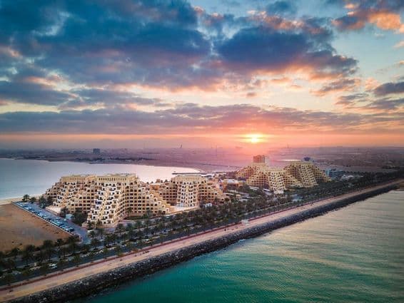Napfelkelte a Marjan-sziget tengerpartján, mesterségesen létrehozott szigeten, az Egyesült Arab Emírségek Ras Al Khaimah emírségében.