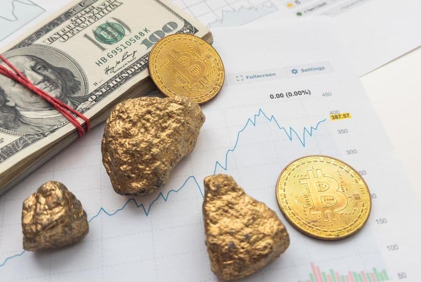 Arany, bitcoin érme, dollár köteg.