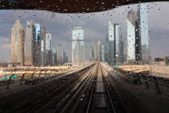 Dubai eső, metró ablakán.