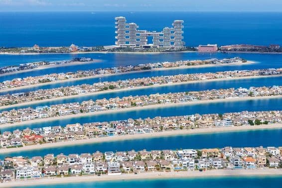 Palm Jumeirah a mesterséges szigetcsoport házakkal.