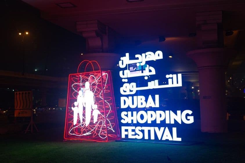 Dubai Shopping Festival neon táblája.