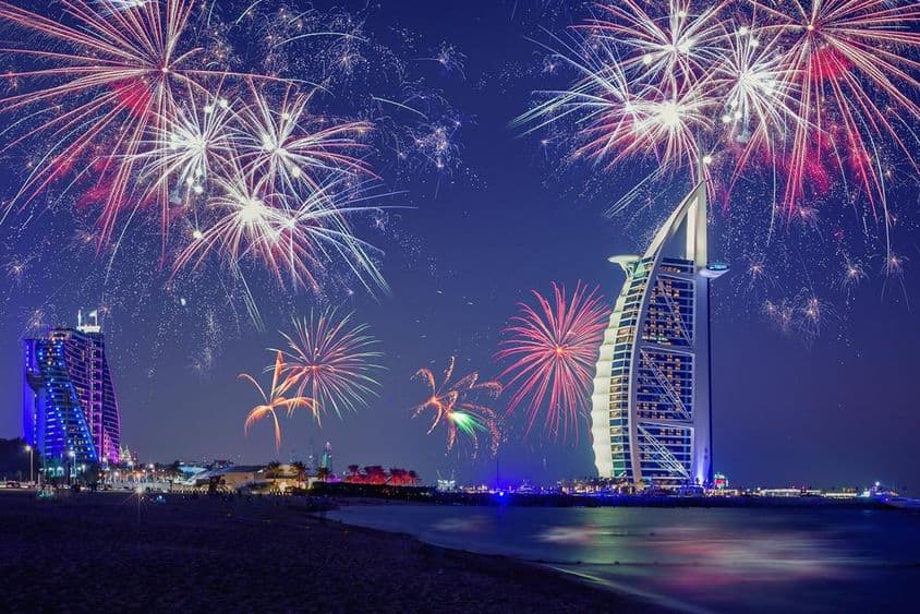 Dubai szilveszter háttérben a Burj Al Arab és a tűzijáték.