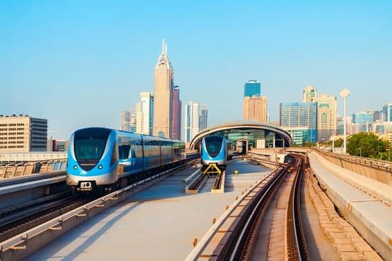 Dubai metrókocsik, háttérben a felhőkarcolokkal.