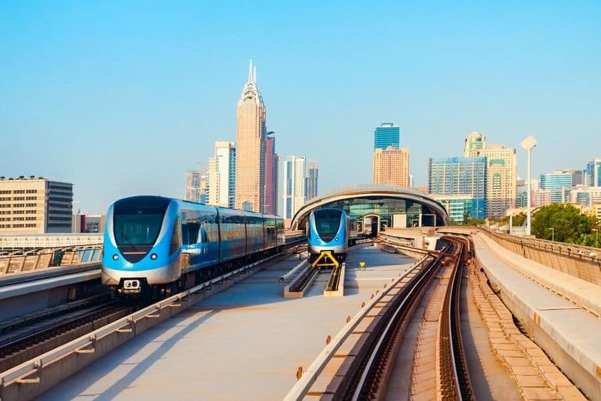 Dubai metrókocsik, háttérben a felhőkarcolokkal.