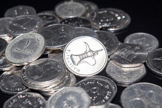 Egy marék 1 dirhamos érme szétdobálva.