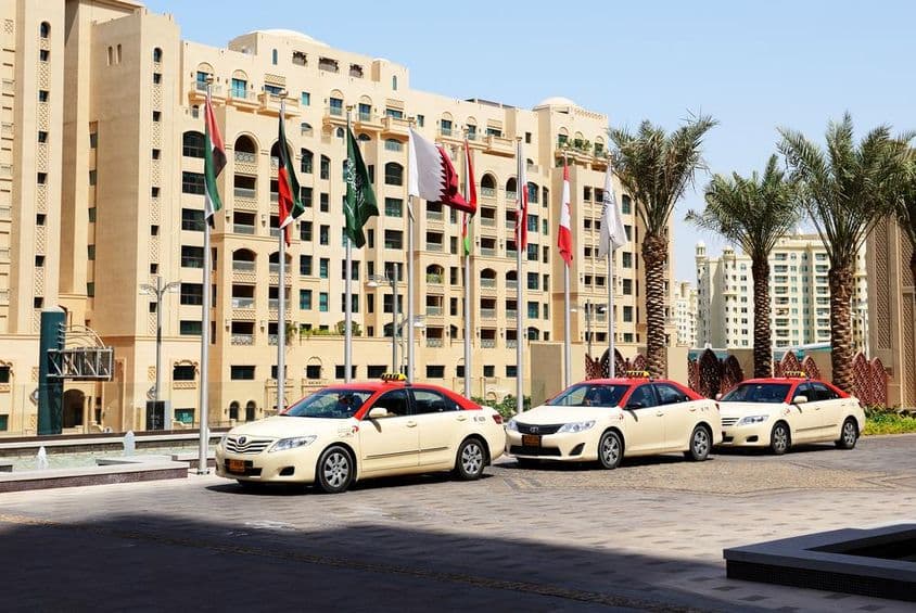 Dubai taxik egy 10 emeletes társasház előtt.