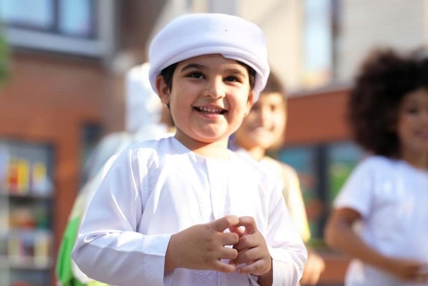 Arab iskolás fiú a suliban.
