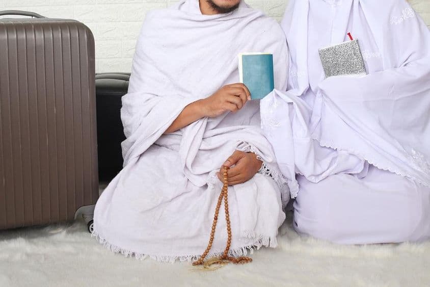 Egy muszlim pár készen az Umrah-ra.