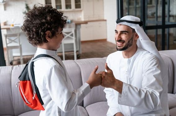 Egy arab édesapa és fia iskolába készülődnek.