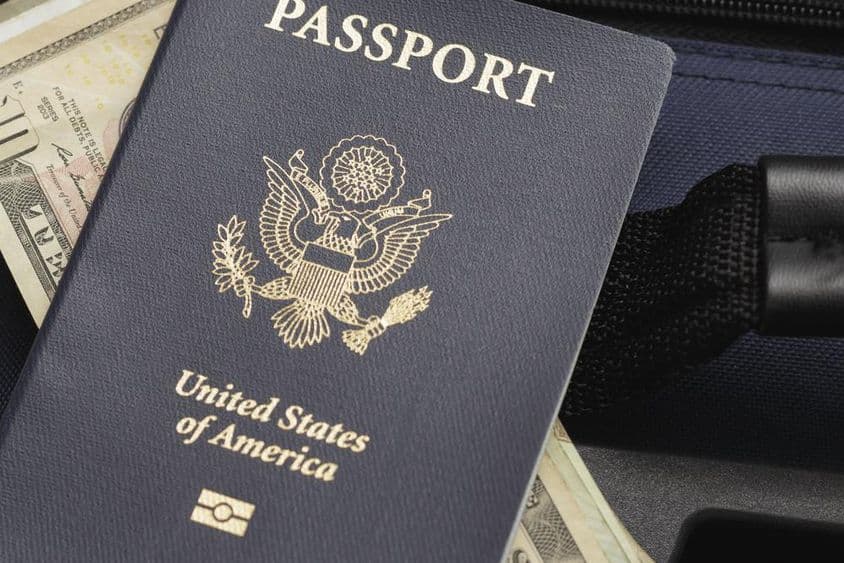 USA útlevél dollárokon pihen.