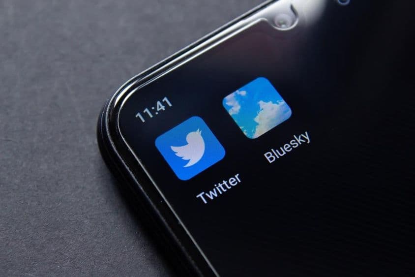 Bluesky és Twitter app telefonon.