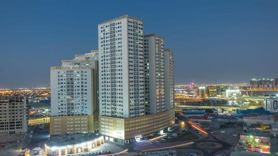 Ajman városkép a háztetőről tornyokkal.