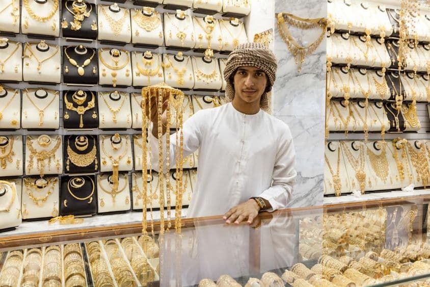 Arab fiú aranyat mutat egy boltban.