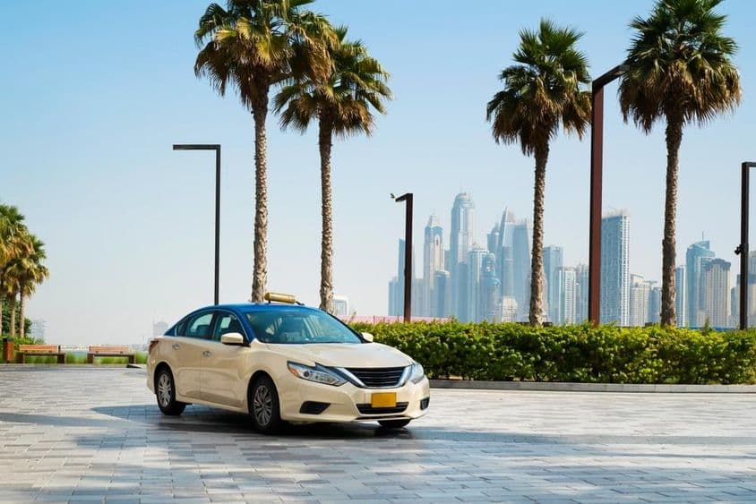 Dubai Taxi, háttérben a felhőkarcolok.