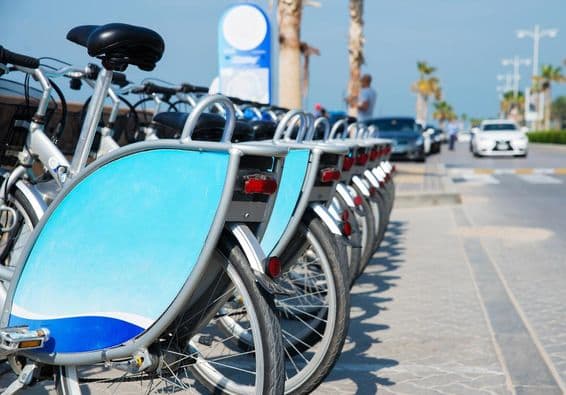 Dubai kerékpárok szépen a tartóban elhelyezve.