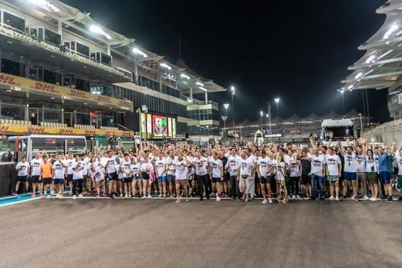 Emberek a startnál várják, hogy induljon a futóverseny.