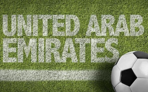 UAE felírat a fűre festve és egy focilabda.