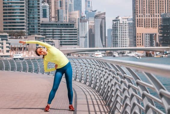 Dubai fiatal lány futás után nyújt a Marinán.