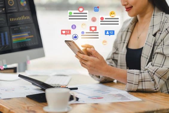 Fiatal nő telefonon cseveg.